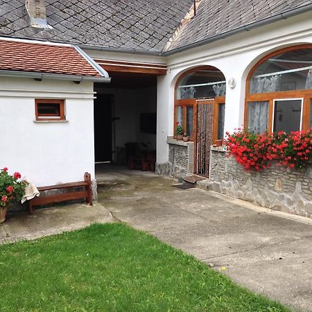 Petra Apartmanok Velem Esterno foto