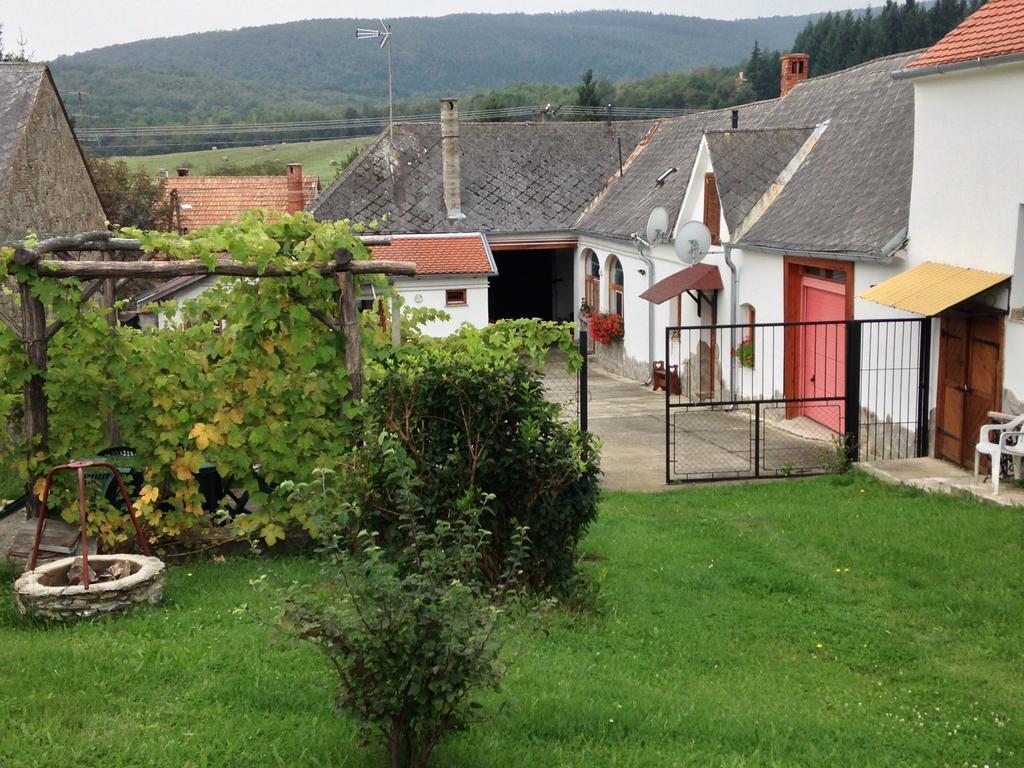 Petra Apartmanok Velem Esterno foto