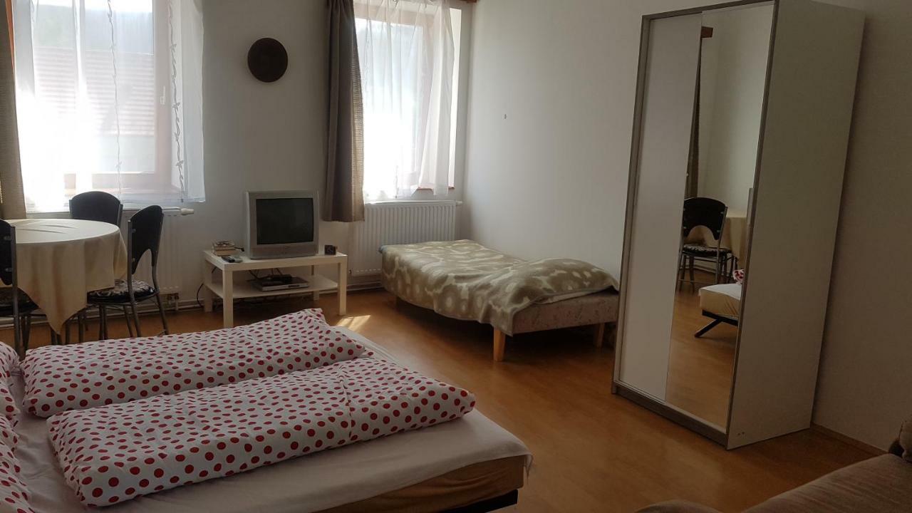 Petra Apartmanok Velem Esterno foto